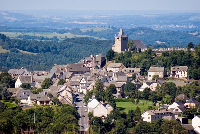 Vue sur les toits et l’église de Laguiole, dans le paysage de l’Aubrac