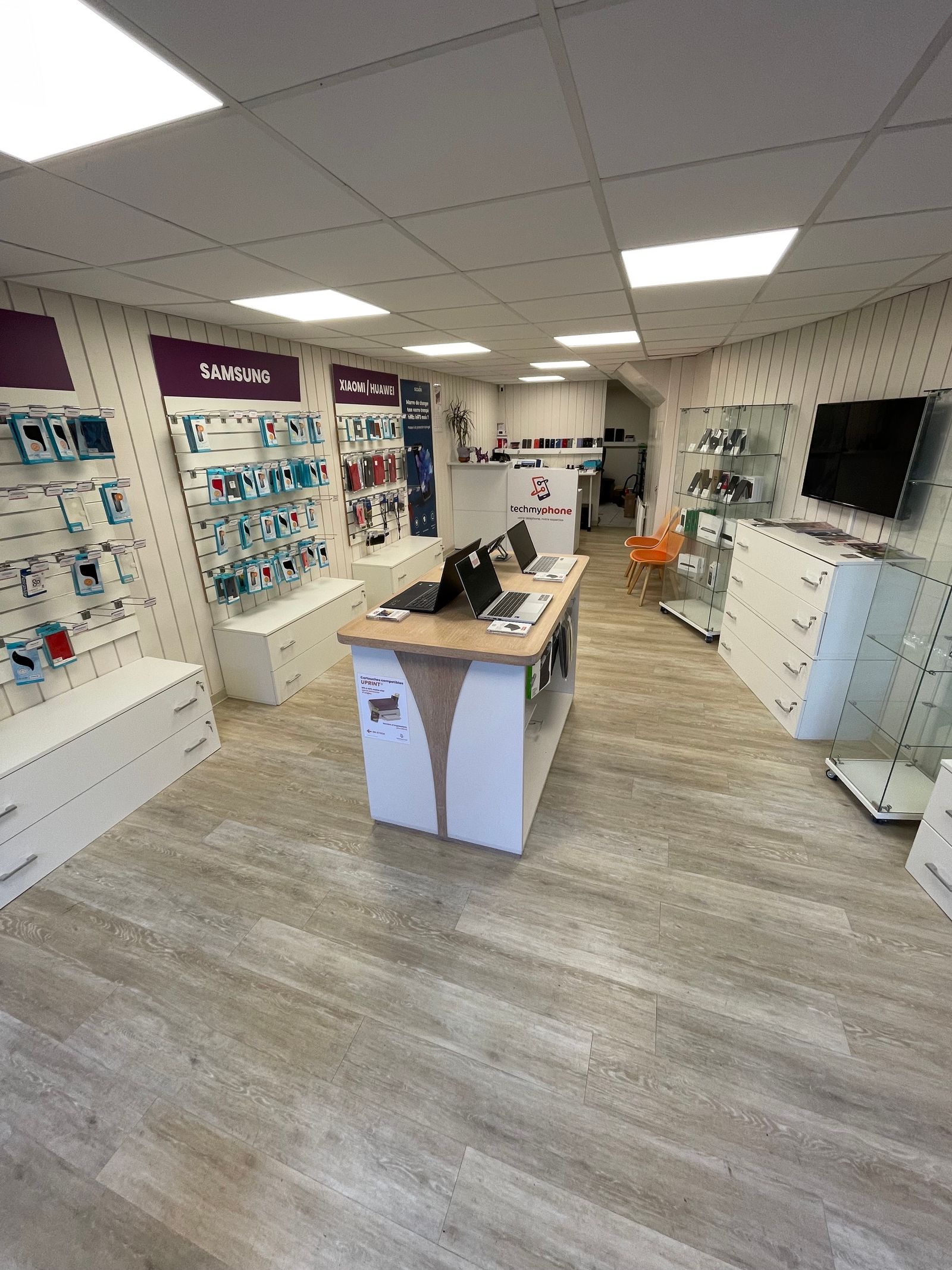 Intérieur réel de la boutique Techmyphone à Laguiole